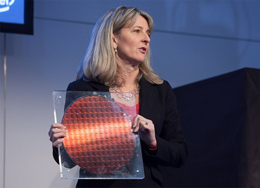 Lisa Graff bemutatta az Intel E5 Xeon processzor 300 mm-es ostyáját.